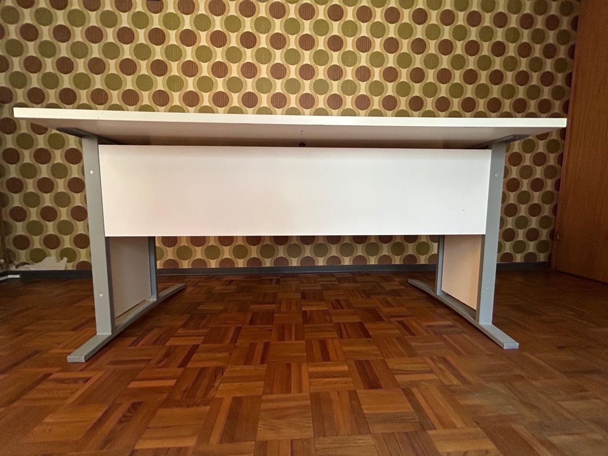Schreibtische: Großflächiger, solider Schreibtisch – Gebraucht aus Niederuzwil von Princess5 1