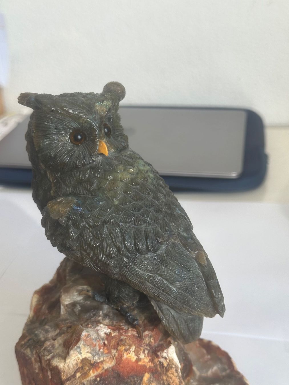 Statuette: Handgeschnitzte Labradorit Eule mit Silberkrallen – Usato da Basel venduto da ari_qn6c