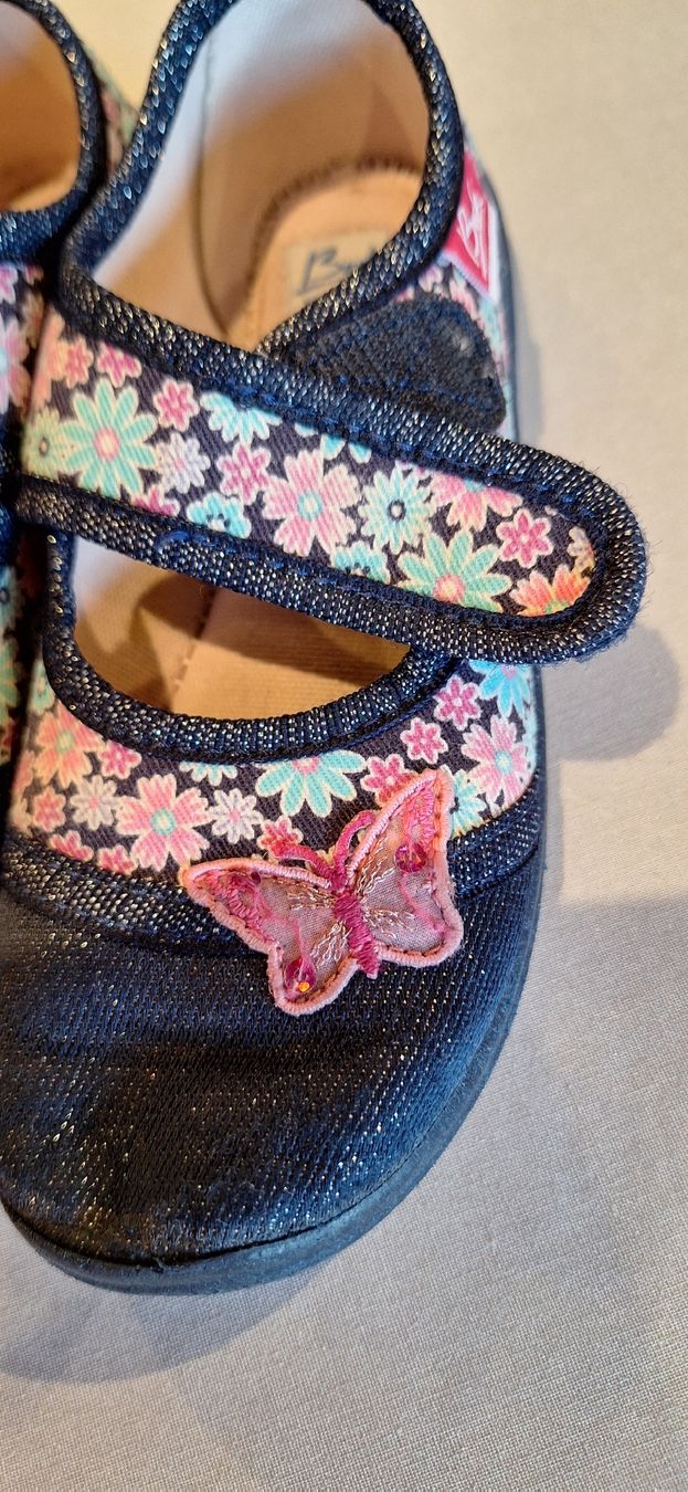 Schuhe für Mädchen: Hausfinken,  Grösse 28 – Gebraucht aus Oberägeri von run_cj6q 1