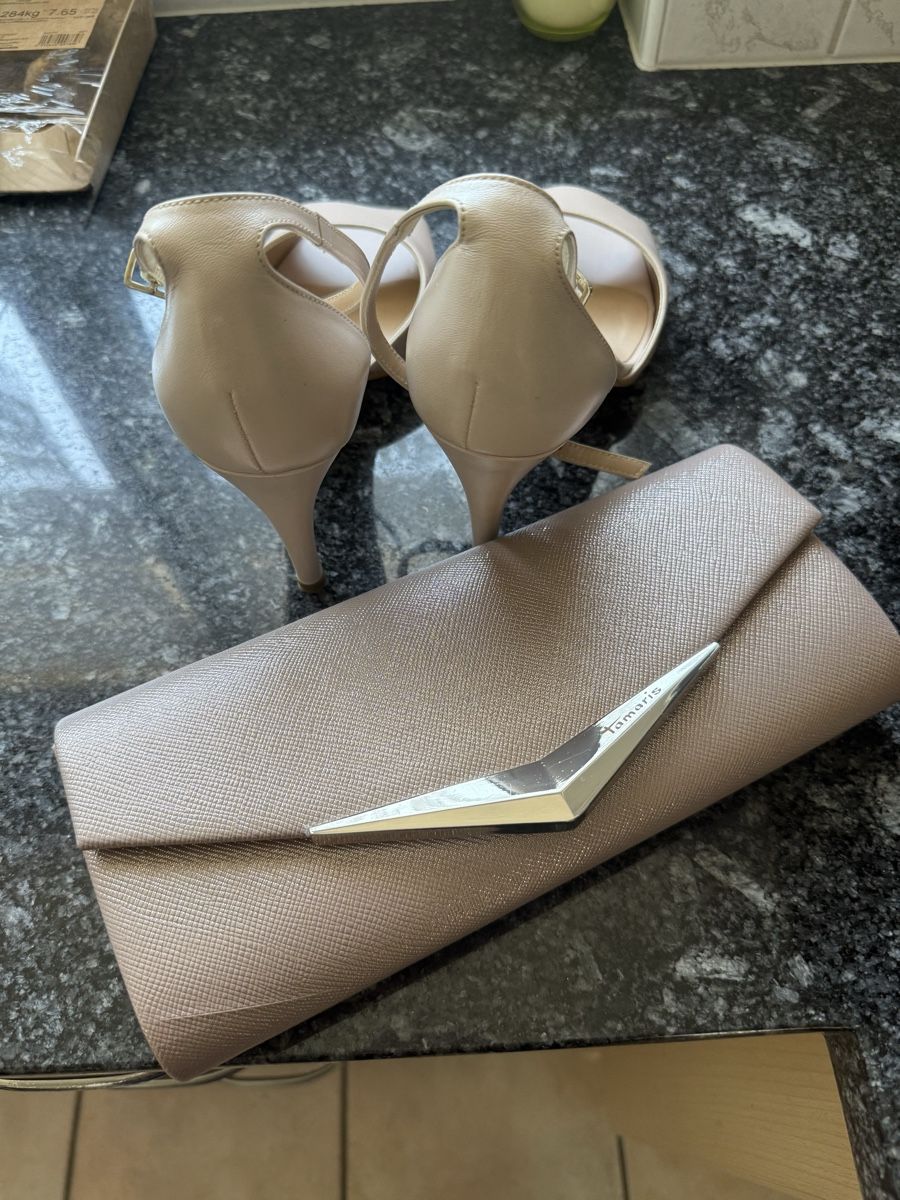 Scarpe da donna: Pumps mit Tasche – Nuovo (secondo la descrizione) da Burgdorf venduto da Nessy02