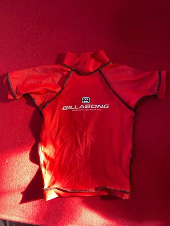 Badeshirt Billabong rot für Kind