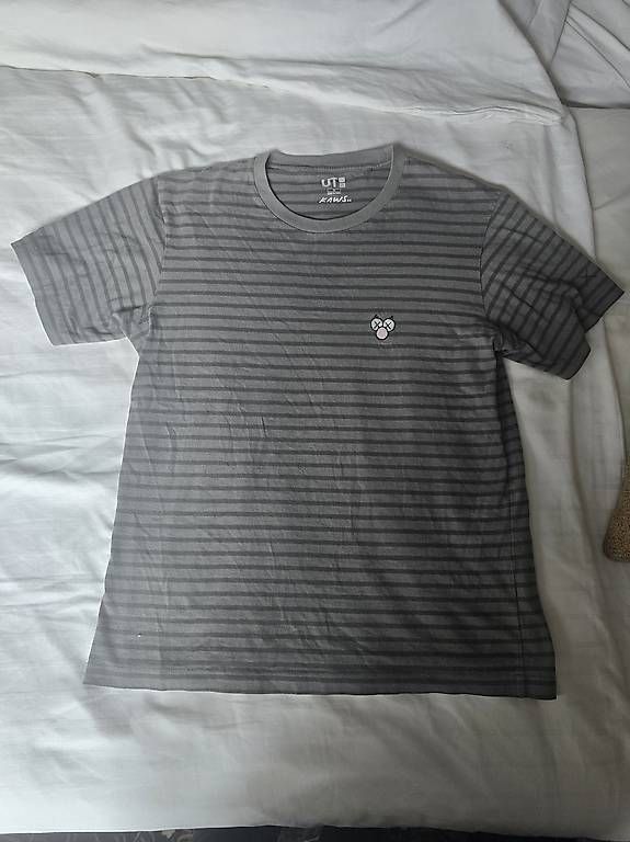 Uniqlo T-shirt: KAWS x Uniqlo BFF Striped Tee – Usato da Winznau venduto da nici_minotti 1
