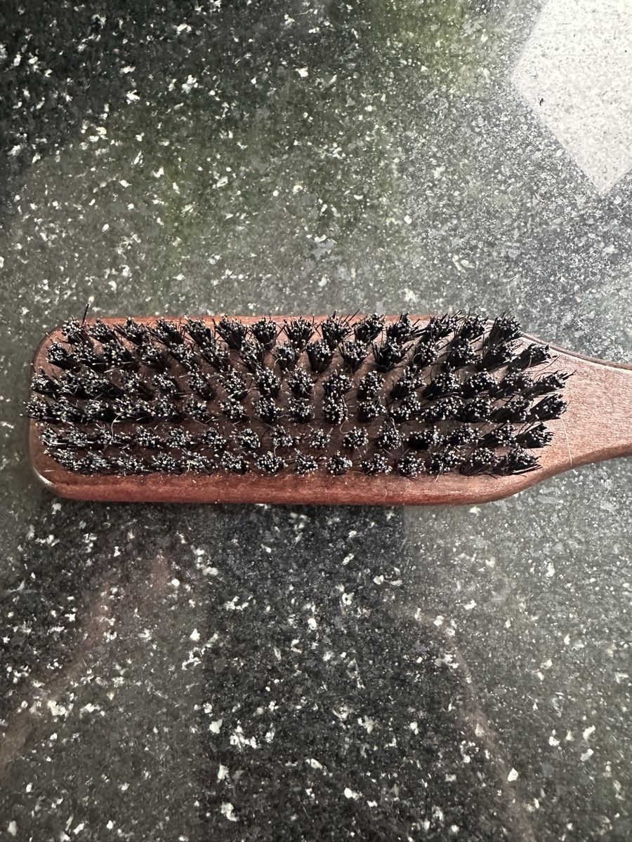 Autres soins des cheveux: Bürste mit Holzgriff, Borsten, neuwertig – Neuf avec emballage d'origine à Zufikon par tam_gfx6 1