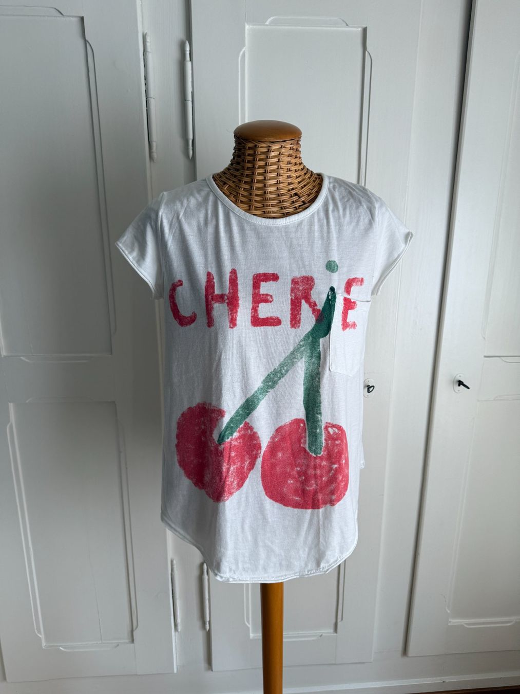 T-shirt: MARSHMALLOW CROWN - T-Shirt weiss mit Kirsche M – Usato da Zürich venduto da Diazaio