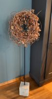 Deko-/Kranzständer aus Metall mit Betonsockel – 142 cm hoch