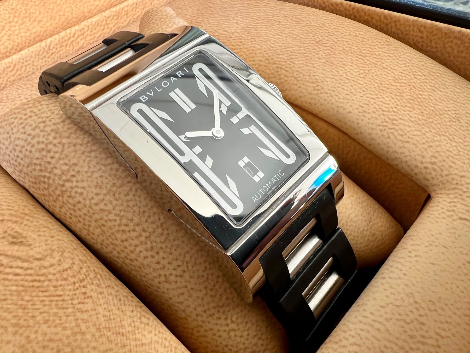 Bulgari Uhren: BULGARI Rettangolo Automatic, vulcanised rubber&steel strap – Gebraucht aus Le Mont-sur-Lausanne von LycaGallery 2
