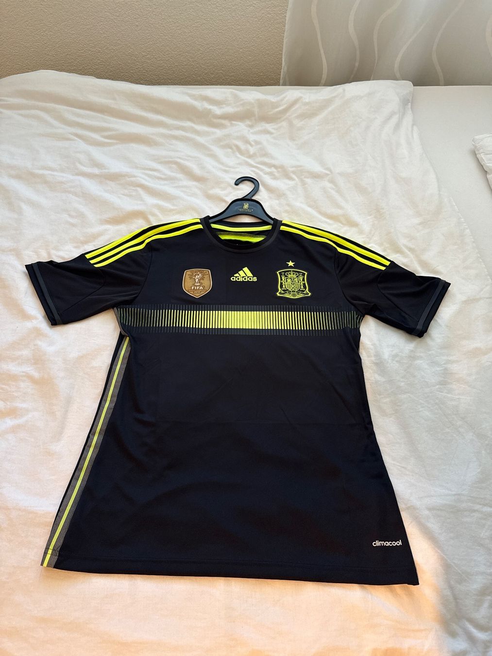 Adidas Canottiere & Pantaloni: Spanien Fussballtrikot 2014 S/M – Nuovo e nell'imballaggio originale da Schindellegi venduto da jer_hz76