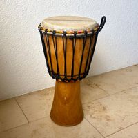 Handgeschnitzte Djembe aus Holz, traditionelle Handtrommel