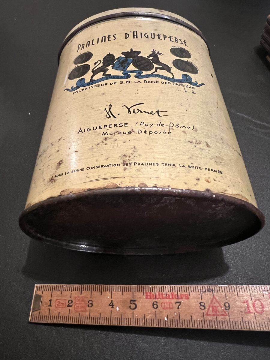 Zuccheriere: Antike Confiserie Blechdose, Pralinen Dose Aigueperse 50 – Usato da Lyss venduto da Schmuggler 3