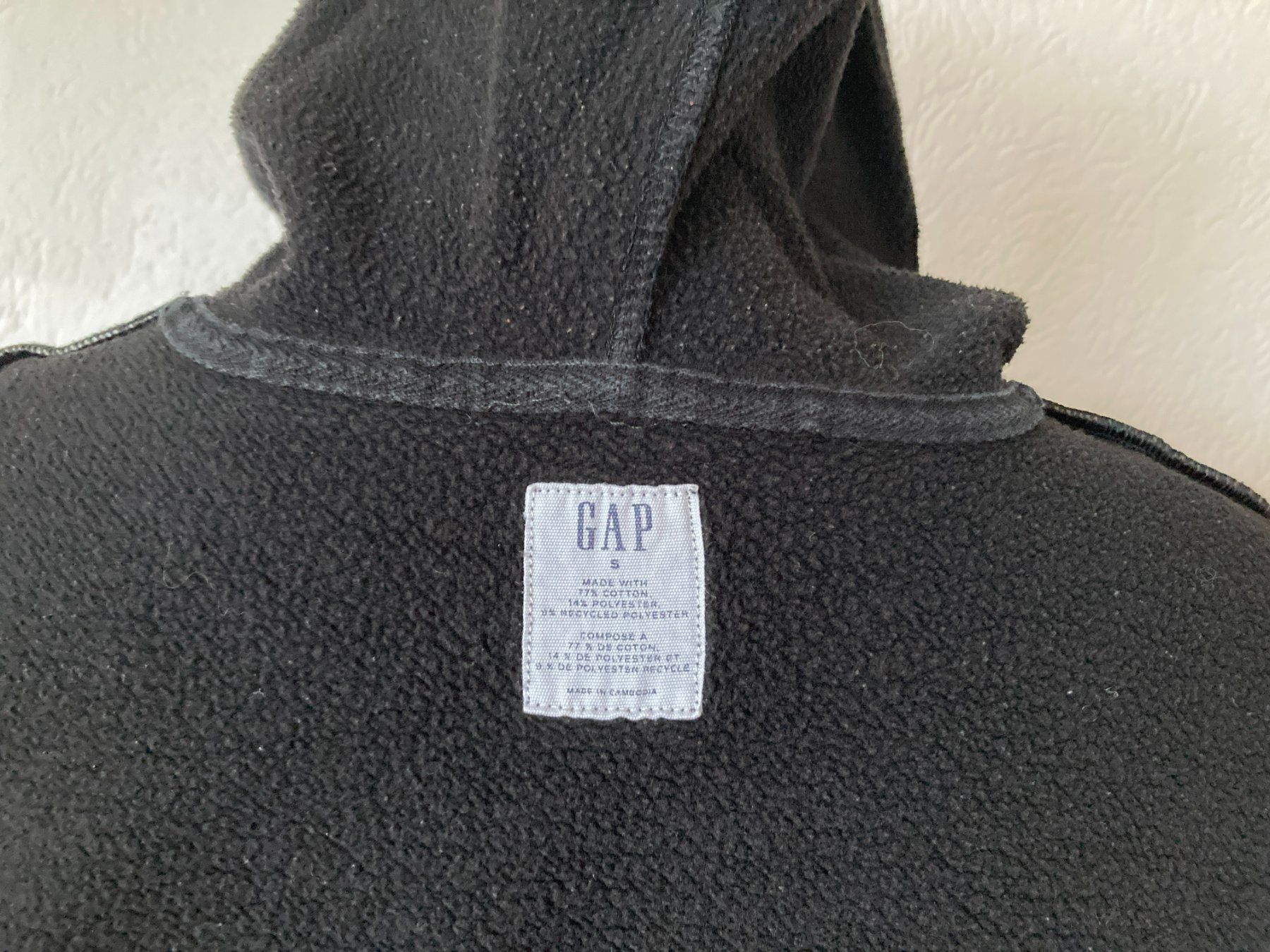 Gap Pullover & Sweatshirts: GAP Kapuzen Pulli - Hoodie schwarz, Gr. S – Gebraucht aus Küsnacht ZH von PLZoll 3