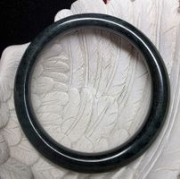 Hochwertiger Hetian Jade Armreif – Dunkelgrüne Nephrit-Jade