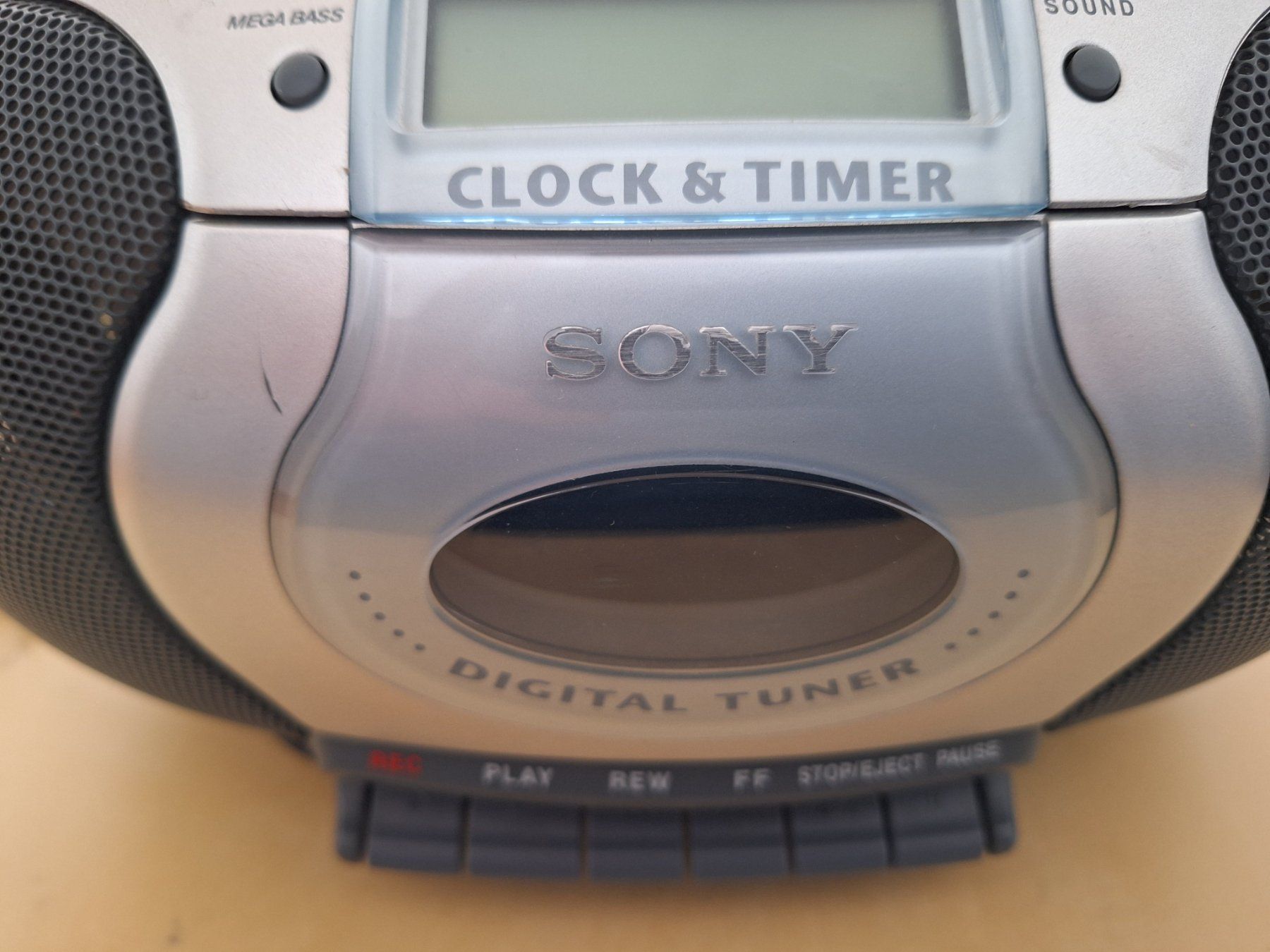 Sony Tragbarer Mediaplayer: Sony CFD-E55L CD, RADIO, CASSETTE – Gebraucht aus Bülach von  2