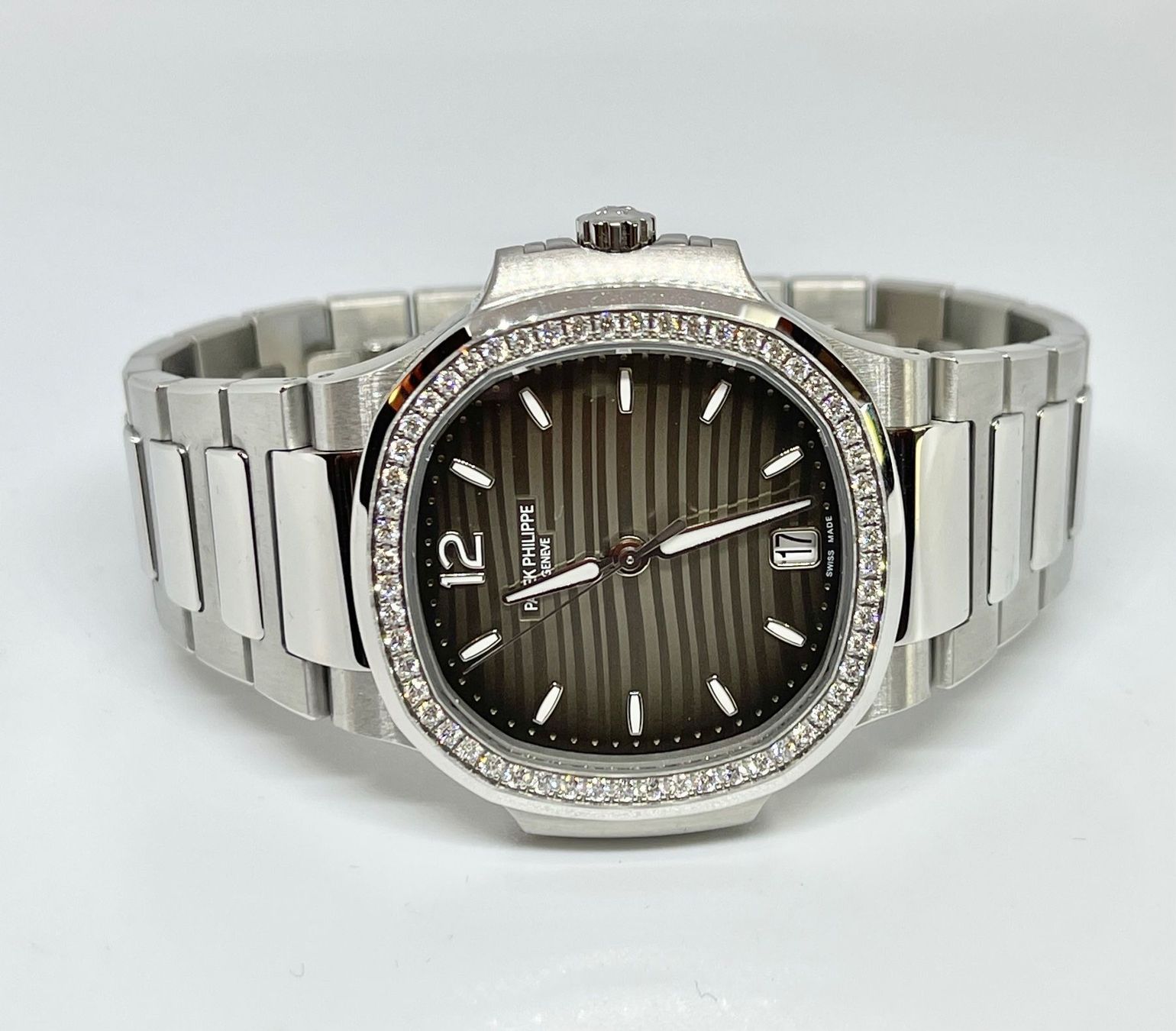 Patek Philippe Orologi: Patek Philippe Nautilus 7118 diamonds new full set – Nuovo e nell'imballaggio originale da Lugano venduto da Superstudiolugano