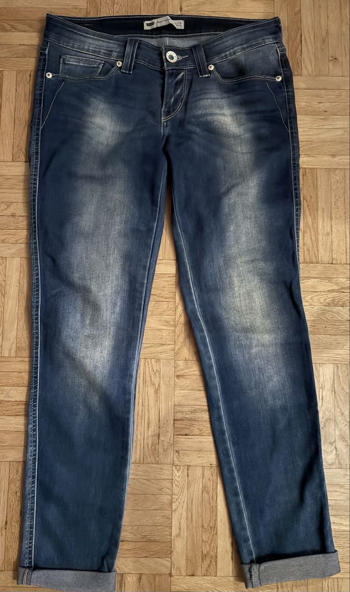 Levi's Jeans: Levi's Damen Jeans – Neuf (Voir description) à Flims Dorf par chauy