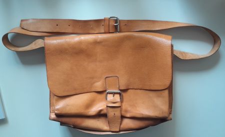 Umhängetasche aus Krustenleder aus erster Hand