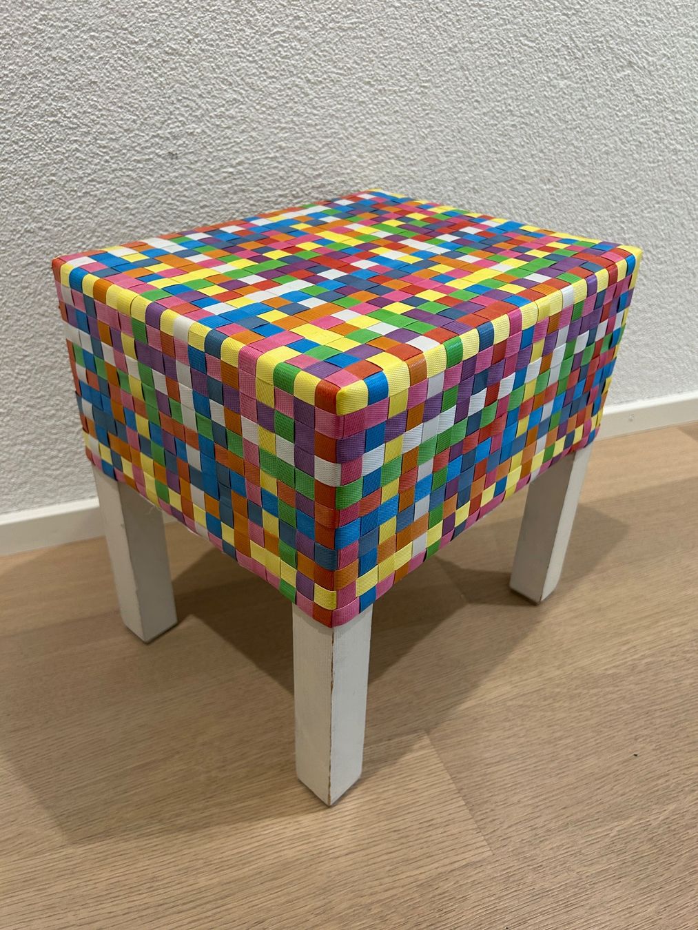 Tabourets: Bunter Hocker oder Nachttisch mit Webmuster – D'occasion à Zürich par Sommerfrau01