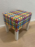 Bunter Hocker oder Nachttisch mit Webmuster