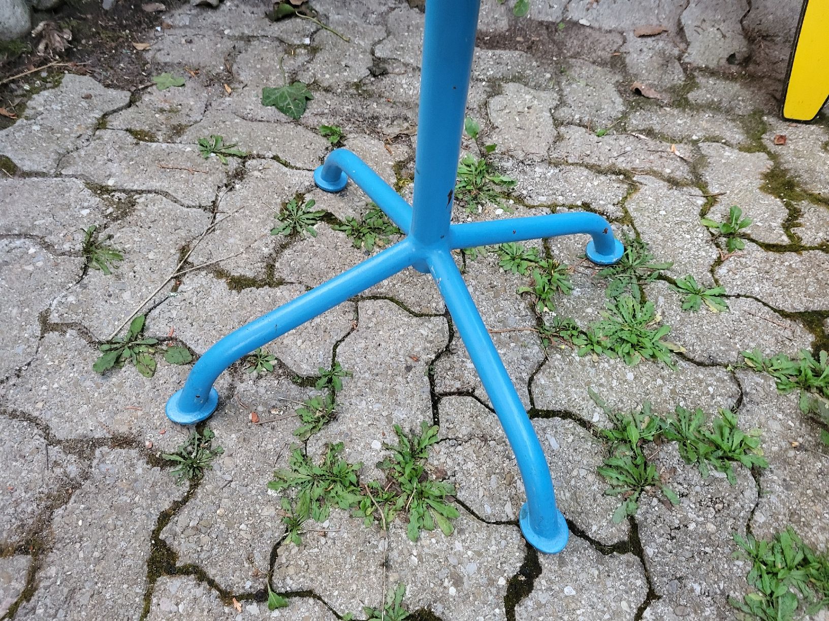 Tavoli: Table ronde Bigla bleue 60cm. / 1950er. – Usato da Vevey venduto da oldiz 3