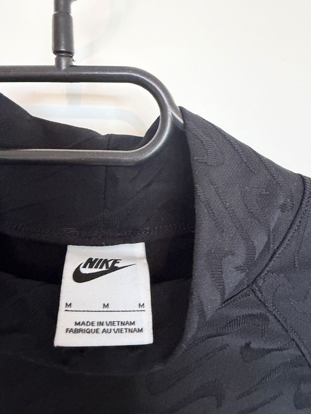 Nike Tops: Nike Langarmoberteil mit Logo-Muster schwarz - MEGA! – Gebraucht aus Pfäffikon SZ von ansyyy 2