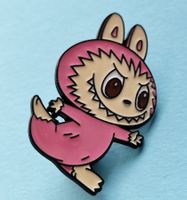 Pin: Labubu Rosa am Rennen... ca. 5 cm