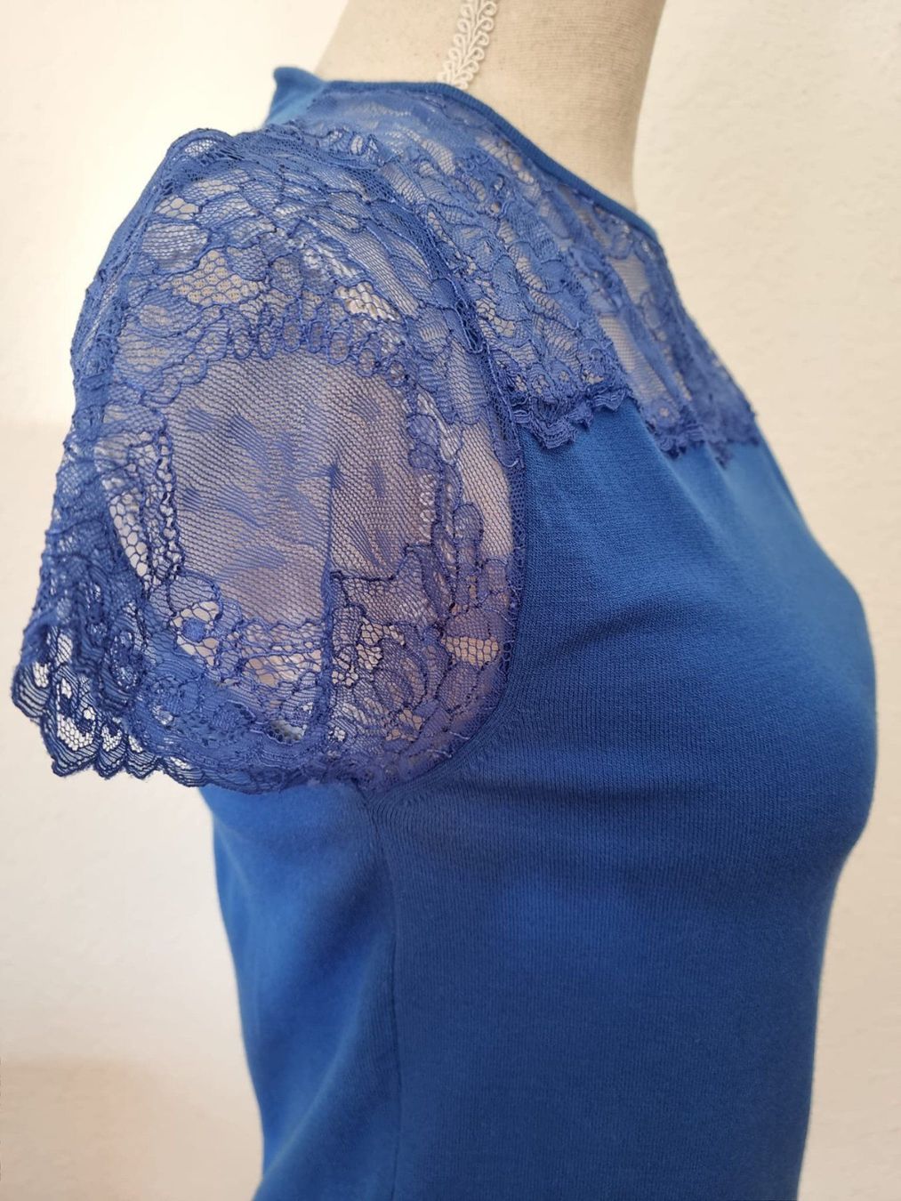T-shirt: Wunderschönes "Bluegirl" Strickshirt mit Spitzen - Gr. S – Usato da Schneisingen venduto da backstore24 2