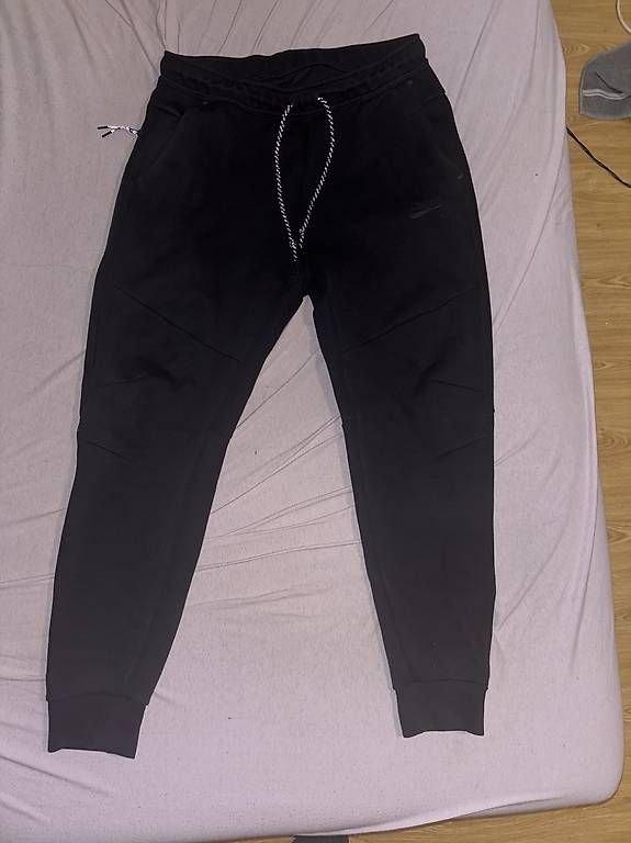 Nike Pantaloni: Nike tech hose schwarz – Usato da Studen BE venduto da jam_j5dq 1