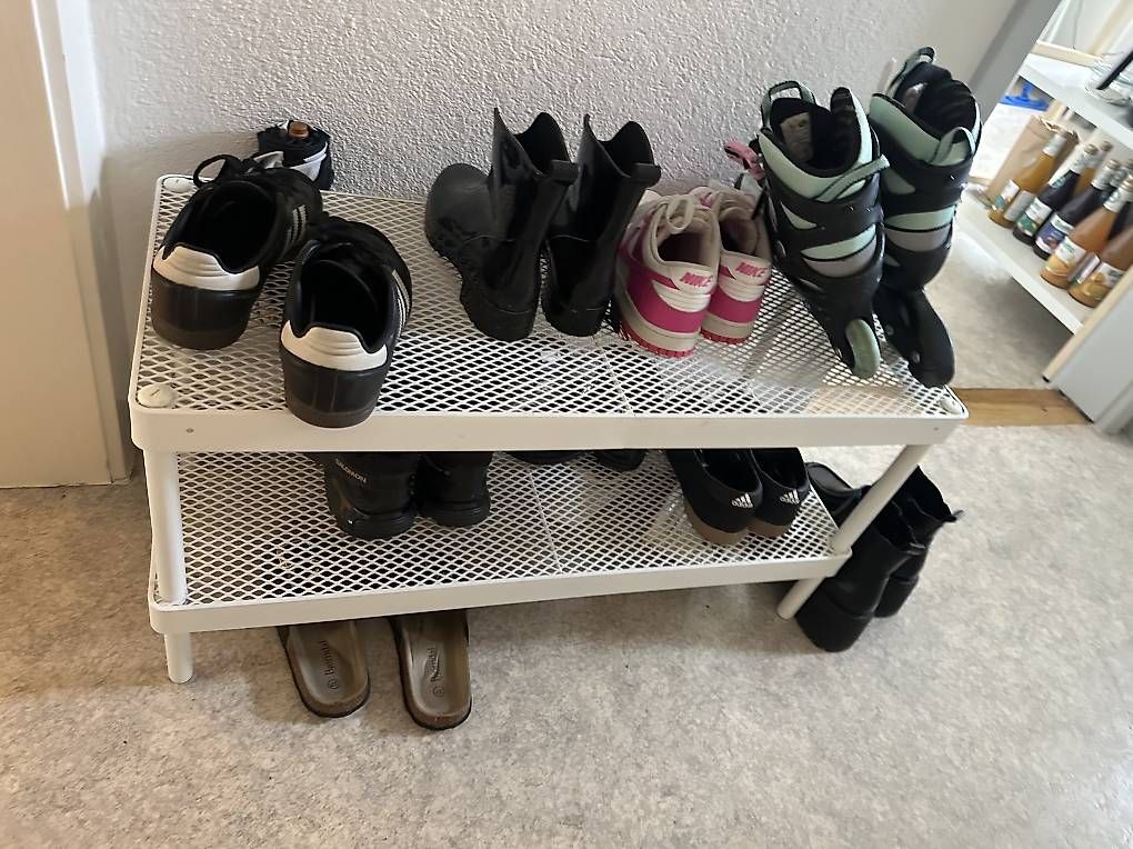 Scaffali: Weisses Schuhregal mit zwei Ablagen – Usato da Lienz venduto da hee_z8w5 1