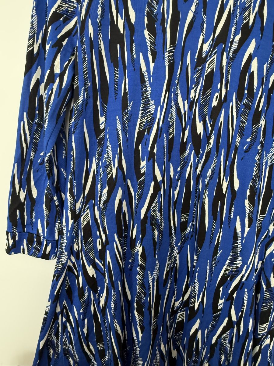 Diane von Furstenberg Kleider: Kleid DVF Seide Grösse 4 / S / 36 blau gemustert  – Gebraucht aus Zug von 5anna 4