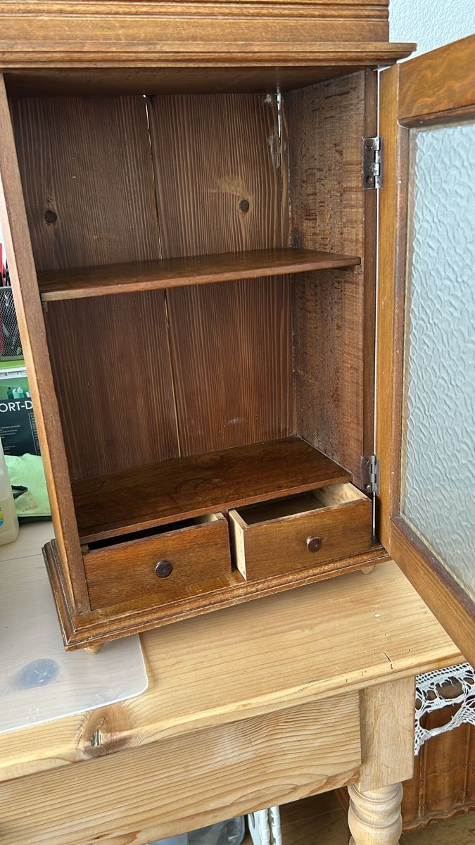 Armadi: Rustikaler  Apotheker Hängeschrank, Holz, mit Glastür. – Usato da Gwatt (Thun) venduto da ate_6ng8 1