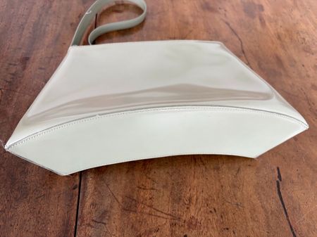 Designer Damen Handtasche Coccinelle Lackleder hellgrau