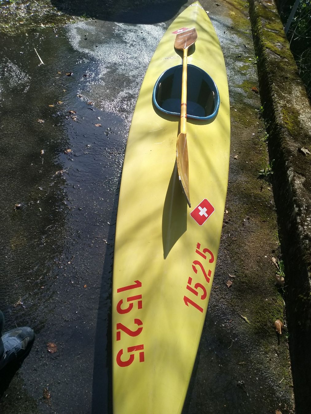 Boote: Altes Vintage Kanu mit Padel – Gebraucht aus Weggis von cherry2000