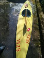 Altes Vintage Kanu mit Padel