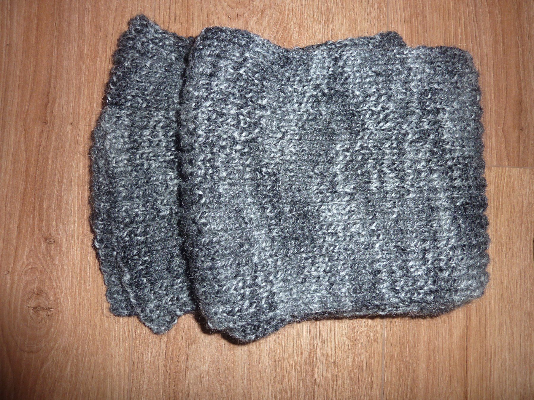Foulard & Sciarpe: Handgestrickter, warmer Winterschal, Grau-meliert, Neu – Nuovo (secondo la descrizione) da Triengen venduto da Nussbaum14