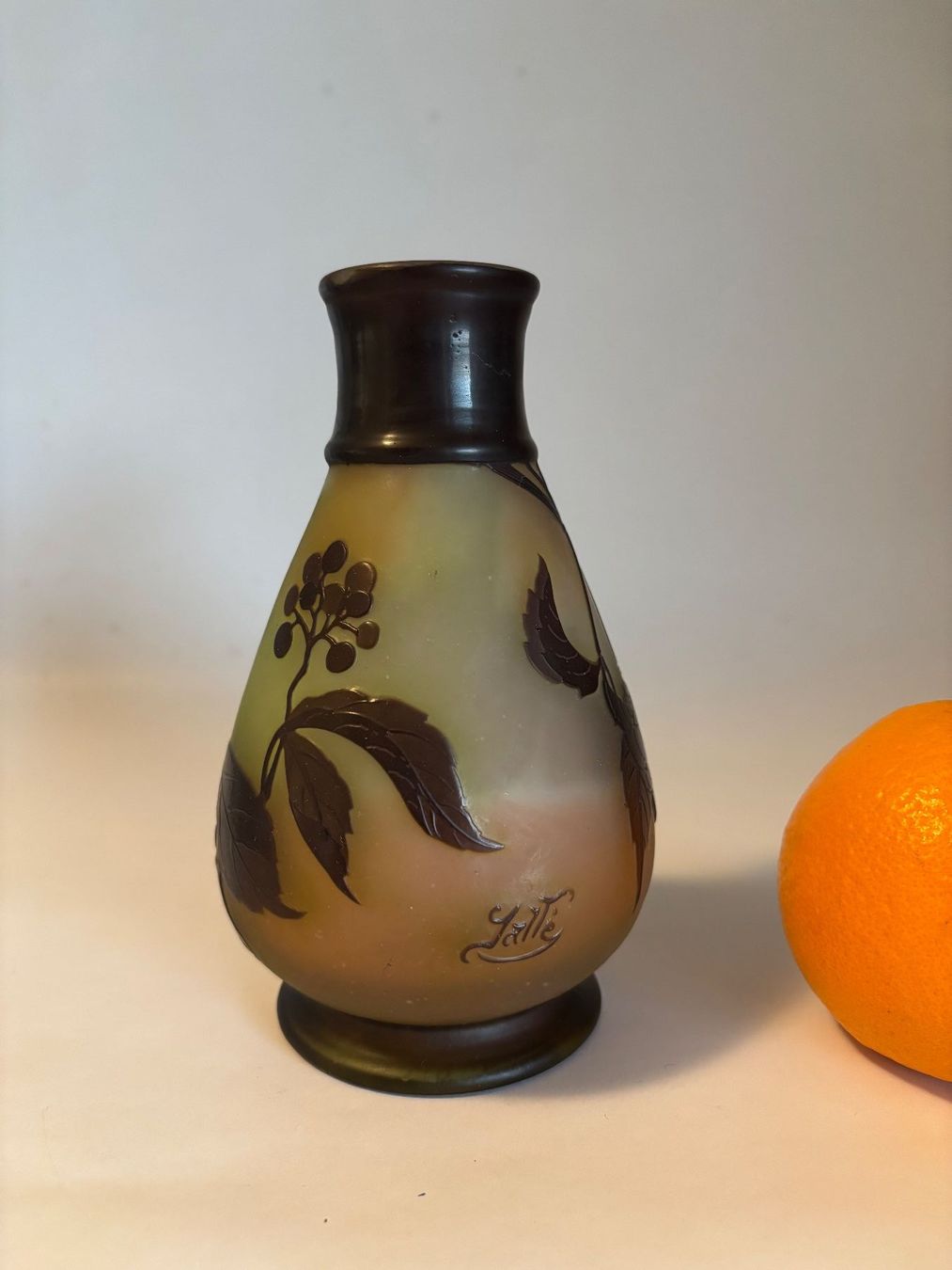 Emile Gallé Vasen & Gefässe: Originale Gallé Vase Jugendstil – Gebraucht aus rotkreuz von baudisch