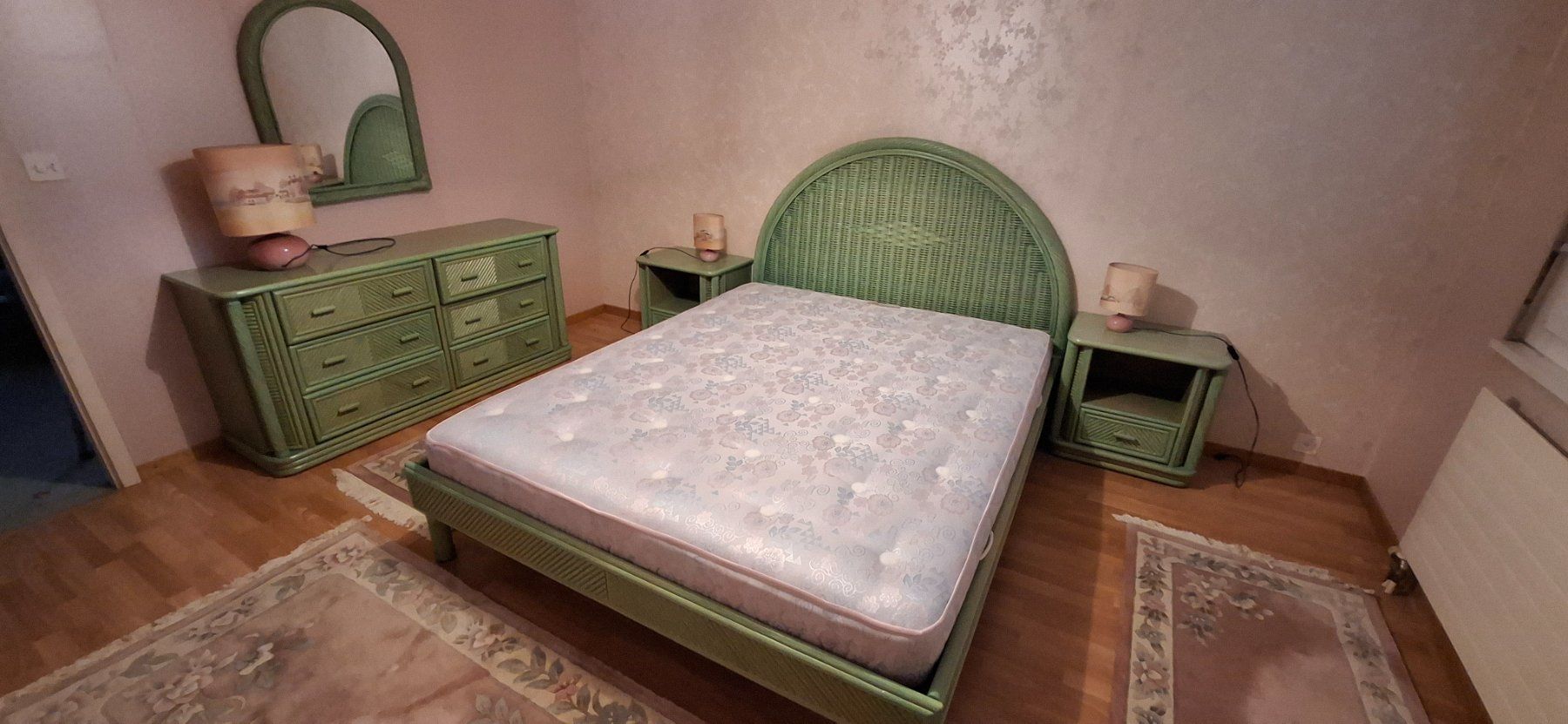 Letti: chambre à coucher ensemble lit commode et table de chevet – Usato da Champagne venduto da Lamar0