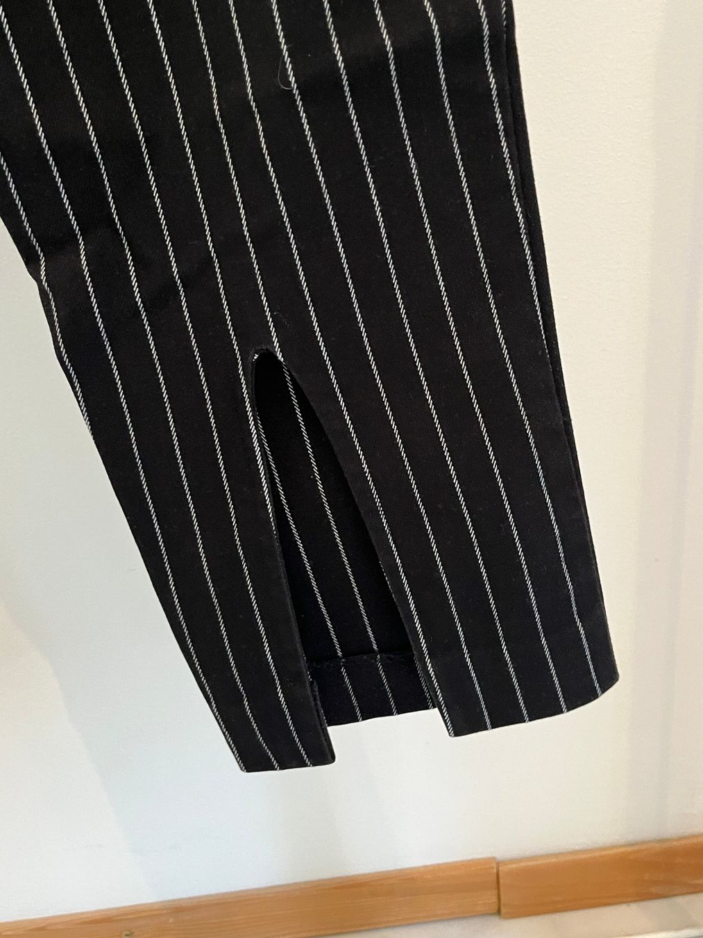 Na-kd Pantaloni: Pantalon rayé bleu-marine, NA-KD – Usato da Savagnier venduto da taianab 4