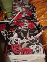 Stoff Totenkopf Rosen Muster Schwarz Rot 