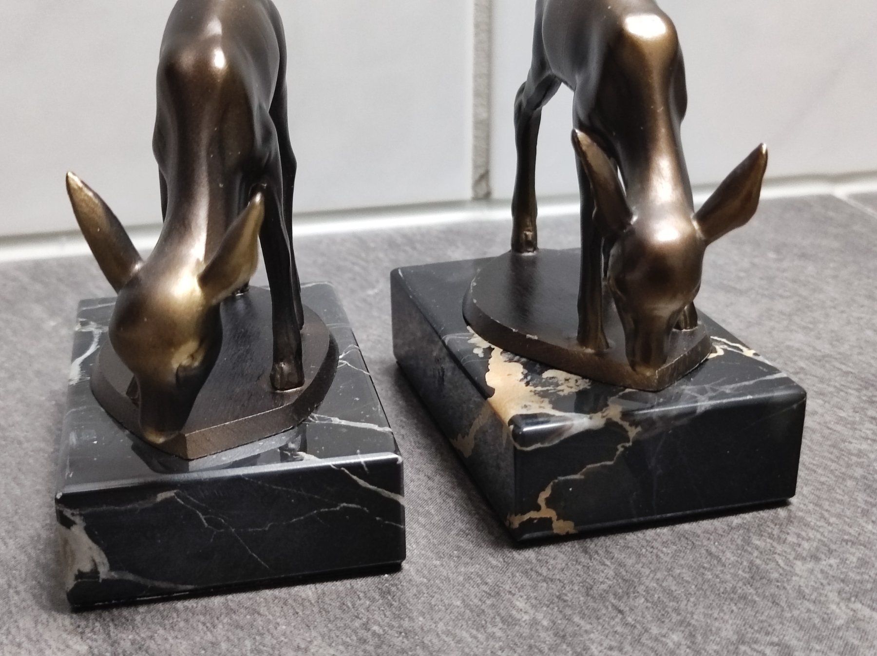 Statuette: Zwei Rehe auf Sockel, Material unbekannt – Usato da Wohlen AG venduto da Tikale 3