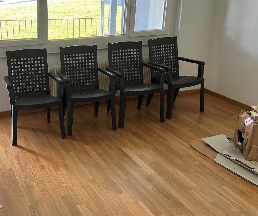 Set di tavolo e panche: Moderner Gartentisch Balkontisch mit 4 Plastikstühle – Usato da Luzern venduto da Svy06 6