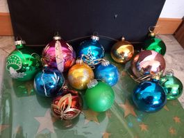 18 verschiedene Weihnachtskugeln in allen Farben - älter