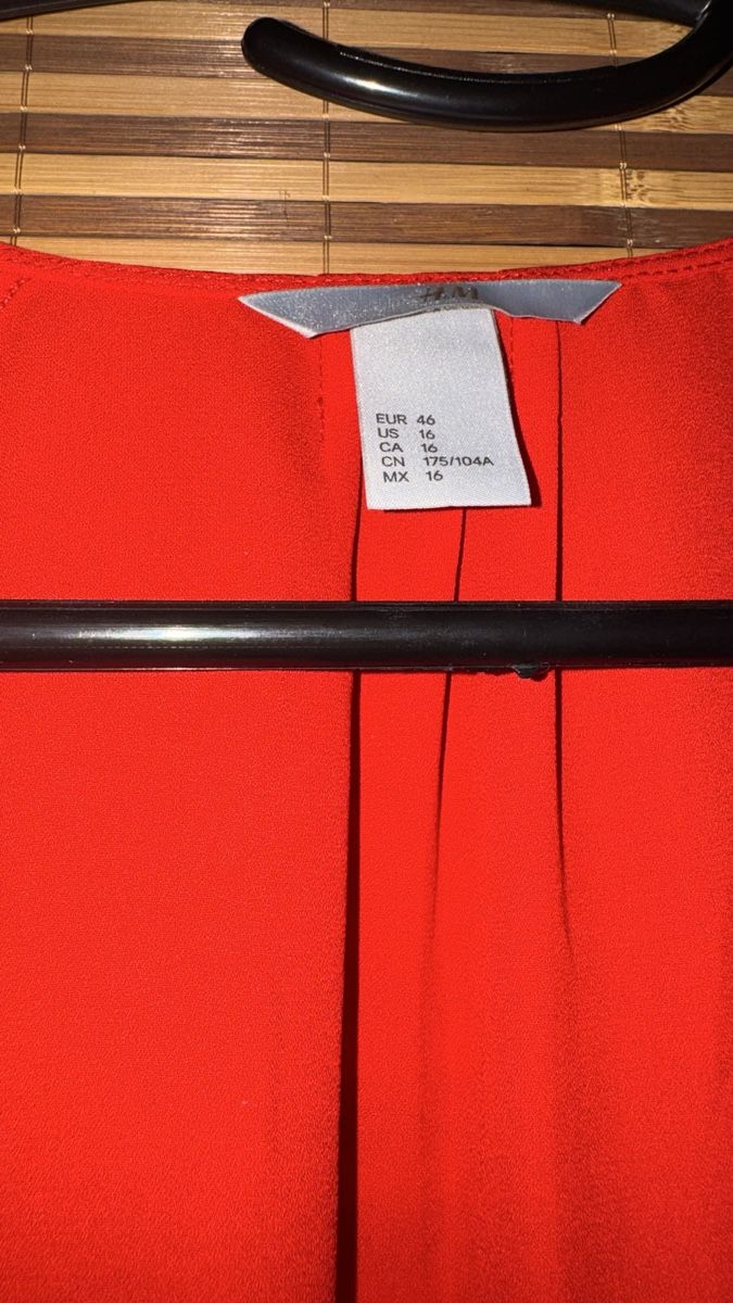 H&M Blusen: Bluse rot, H&M, 46 – Gebraucht aus Gümligen von morticiaaddams 2