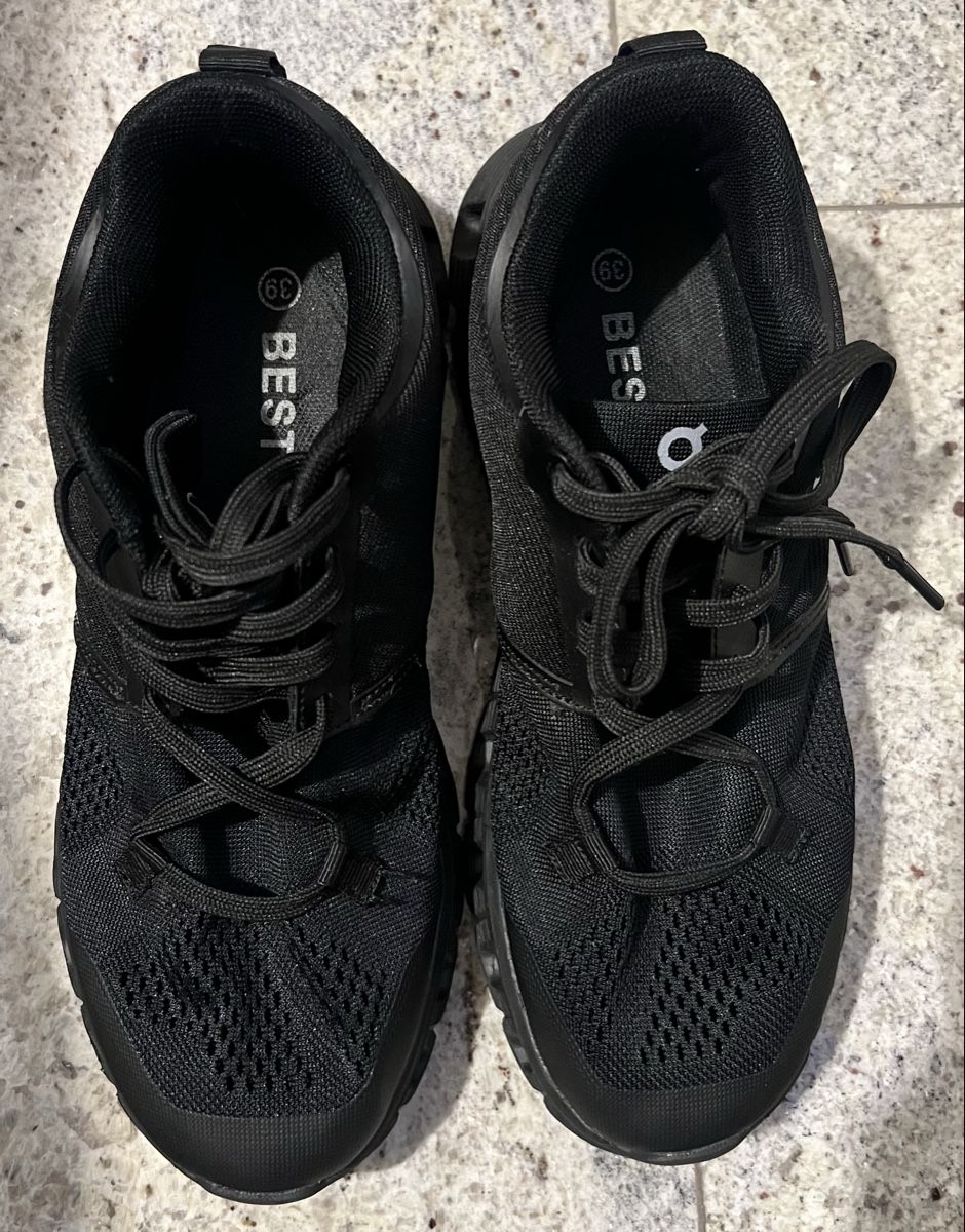On Scarpe da uomo: On Cloudrunner, All Black, Grösse 39, Top Zustand! – Usato da Uster venduto da Family_Boutique 1