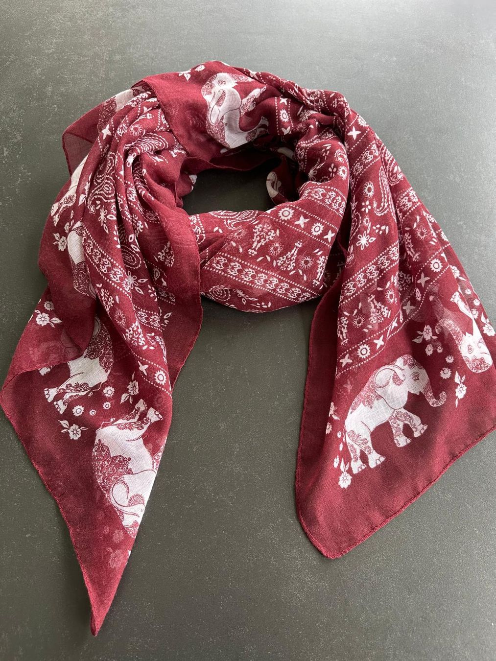 Foulard & Sciarpe: Schal mit Elefantenmuster – Usato da Olten venduto da MattRed