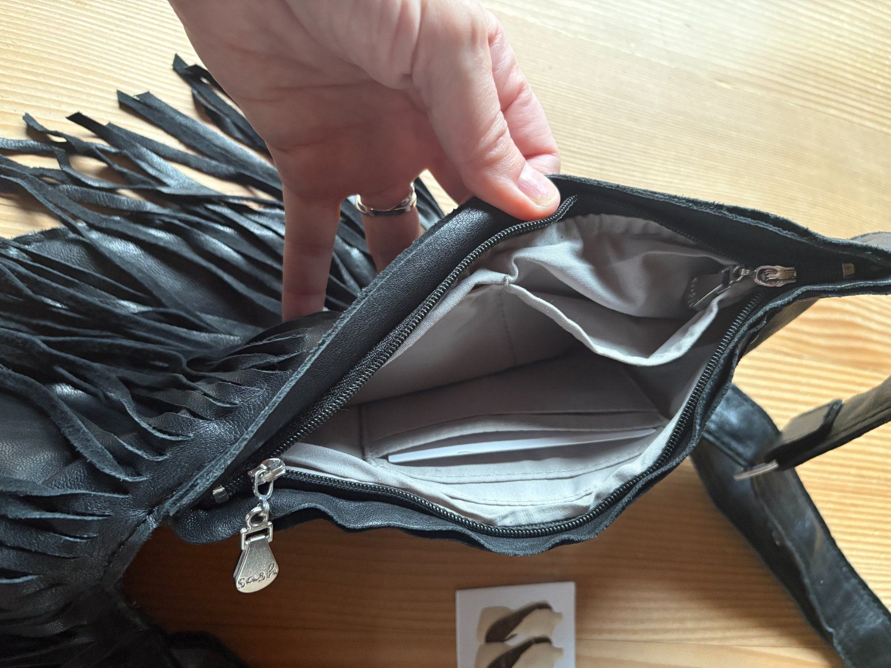 Taschen für Damen: Sash Bag Black Fringe Leather Sash Bag – Neu (gemäss Beschreibung) aus Môtier (Vully) von Iljos 2