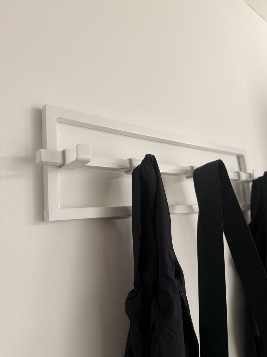 Garderobe: Wandgarderobe mit Haken  – Gebraucht aus Schlieren von ana_ribeiro19 1