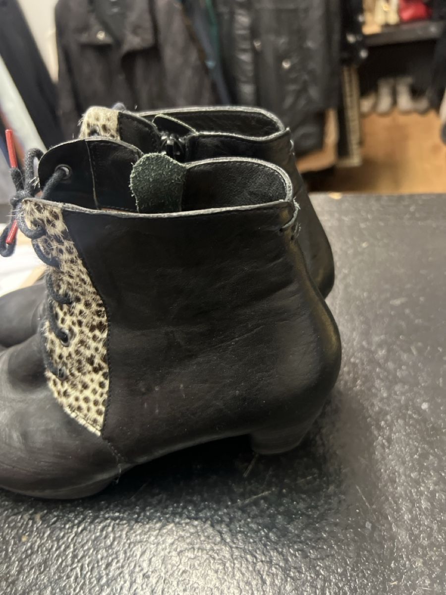 Think Scarpe da donna: Think! Lederstiefeletten Schwarz/Leo Gr. 38.5 – Usato da Olten venduto da AtelierSecondhand23 1