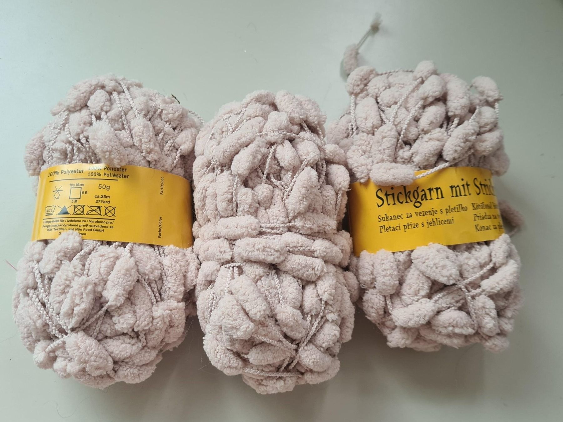 Lana: 3x 50g Stickgarn beige mit Bommeln, Polyester – Nuovo (secondo la descrizione) da Urdorf venduto da sumrum