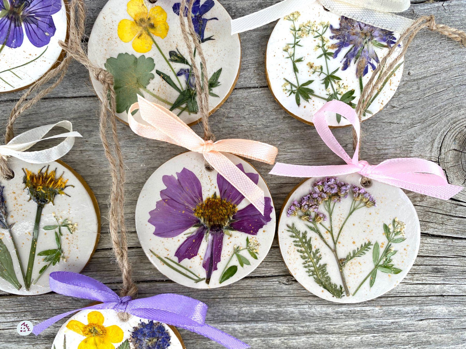 Tutte le decorazioni: Geschenkanhänger, Ton Figur, Deko, Blumen – Nuovo e nell'imballaggio originale da Fanas venduto da Omibia 3
