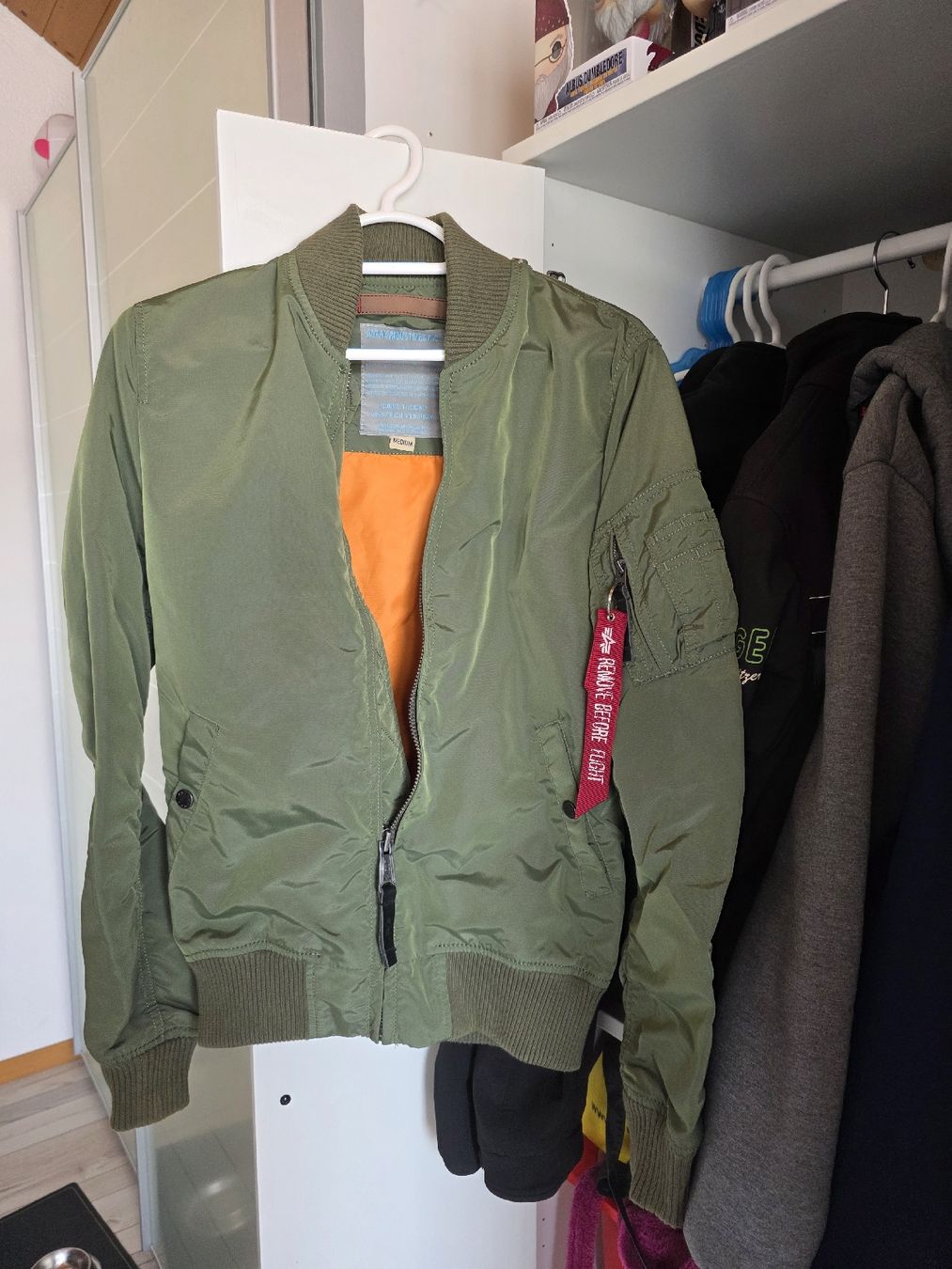 Alpha Industries Giacche: Alpha Industries dünne Bomberjacke oliv  – Nuovo (secondo la descrizione) da Brügg BE venduto da Shira92 1