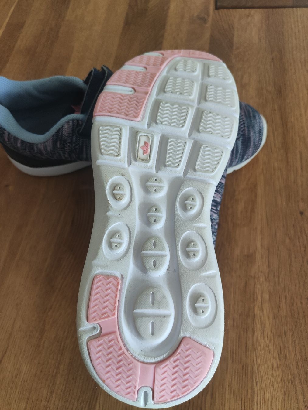 Scarpe per ragazze:  Turnschuhe.für Halle.Gr. 39 – Usato da Effretikon venduto da jeb_l9k5 2